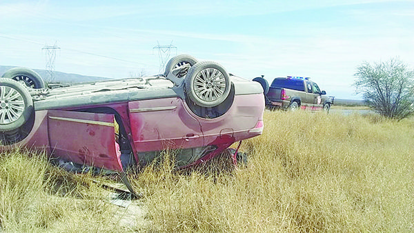 Mujer herida al volcar su auto