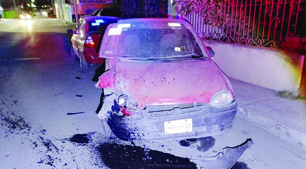 Huye cafre al choca automóvil