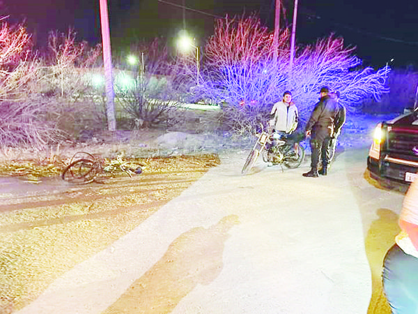 Moto impacta a un ciclista