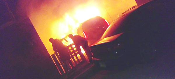 Pirómano prende fuego a camioneta