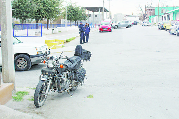 Tumba carro a motociclista