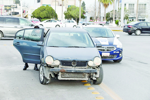 Destroza auto al invadir carril