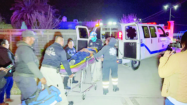Voltea auto y cae en alberca