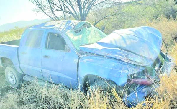 Sobrevive de milagro a aparatosa volcadura