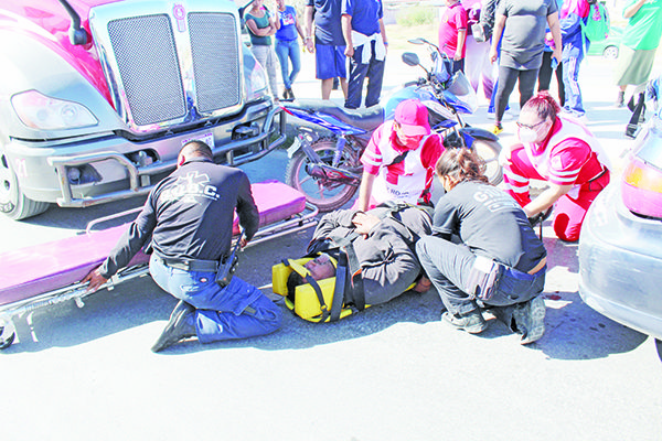 Embiste tráiler a motociclista