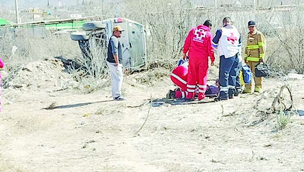 Tres heridos al volcar camioneta