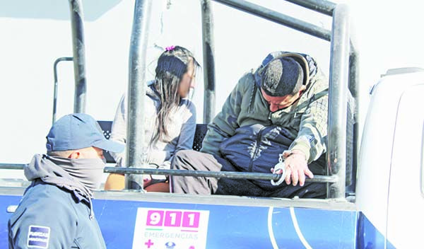 Pareja alucia en plena calle