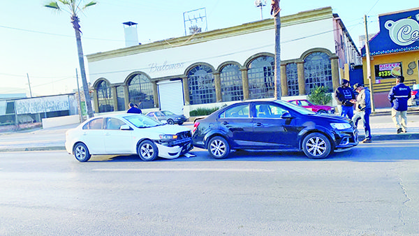 Atrabancada mujer choca por alcance