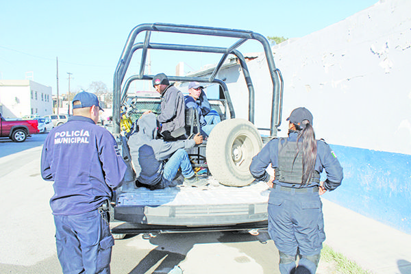 Se reúne trío para drogarse