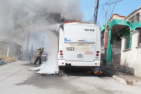 Arrasa fuego un camión de SESA