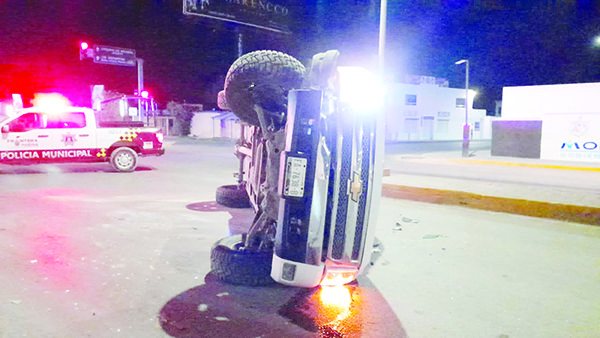 Se voltea troca y la abandona conductor