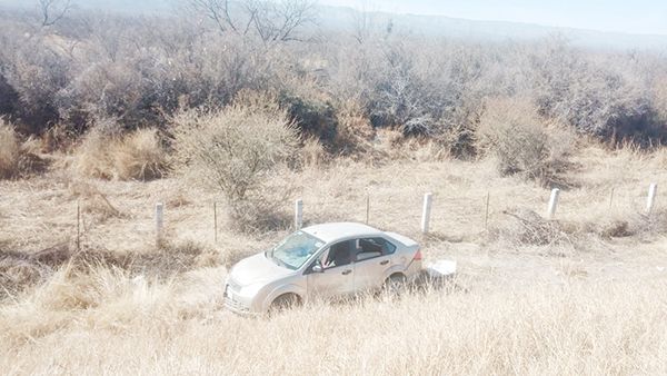 Salen de carretera y abandonan auto