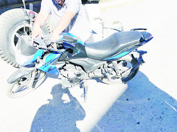 Madre e hija derrapan de moto