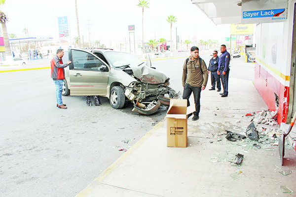 Hace boquete al chocar camioneta