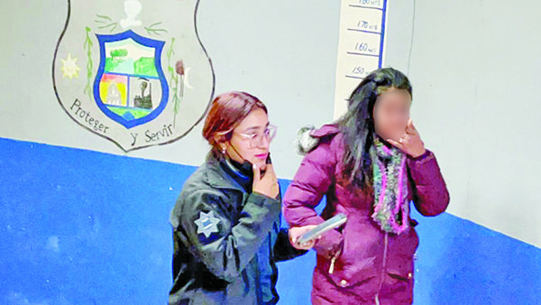 Mujer agarra su auto de cantina
