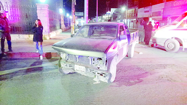 Choca taxista frente la plaza