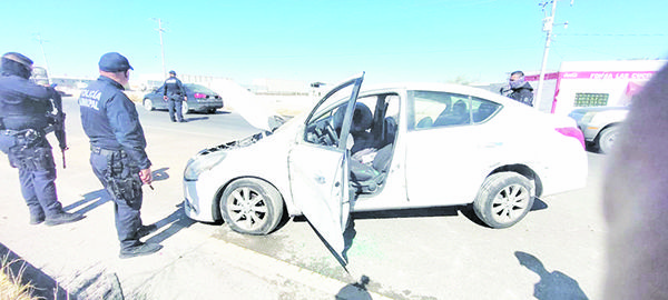 Sale del camino y voltea automóvil