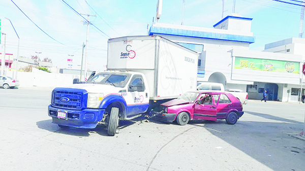 Destroza auto al invadir camino
