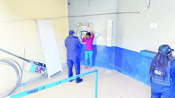 Molesta mujer a clientes de tienda