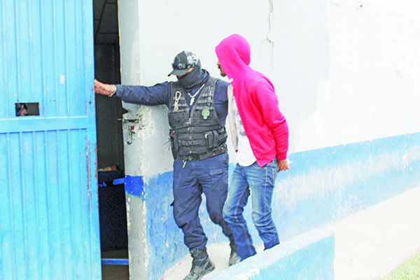 Investigan a chafirete por desaparición de taxi