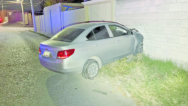 Abandona auto al chocar barda