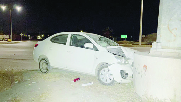 Destroza auto y se da a la fuga