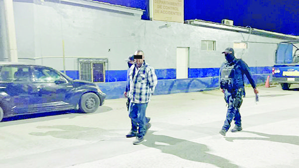 Carga cuchillo y daña vivienda