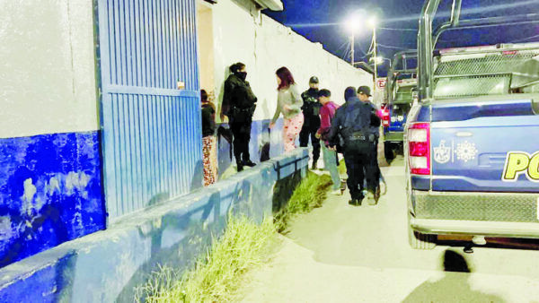 Riñen en Colinas y escapan en moto