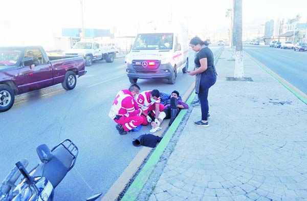 Choca repartidor contra un camión