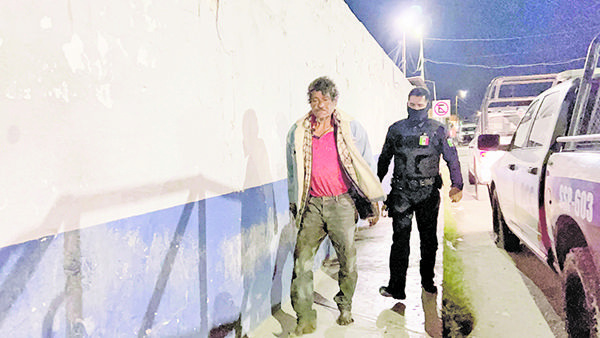 Indigente despotrica en central camionera