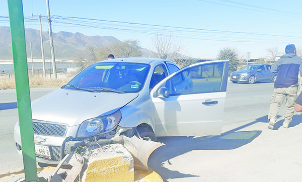 Choca con camellón al perder control de auto