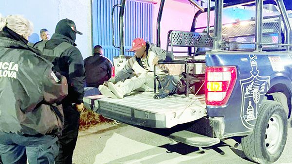 Se acorruca borracho afuera de una tienda