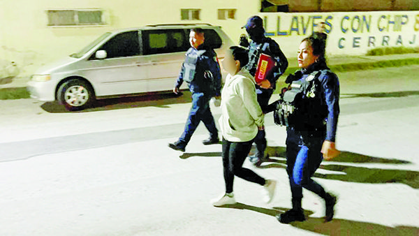 Mujer drogada estaba armada