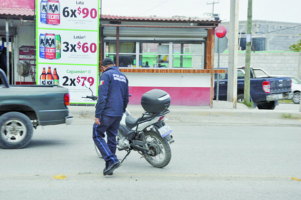 Tumba mujer a un cobrador