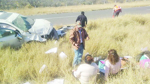 Mujeres ilesas en volcadura