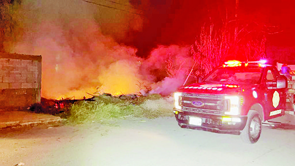 Fuego en balido mueve a bomberos