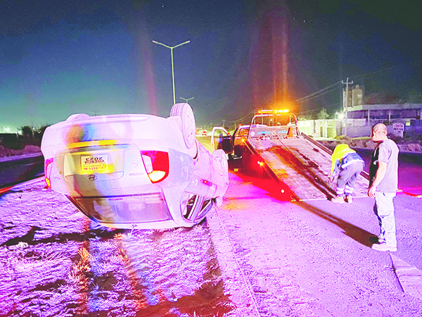 Salen ilesas tras volcar automóvil