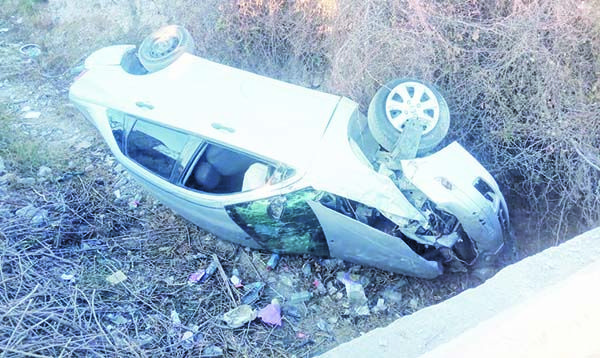 Troca hace volcar automóvil en arroyo
