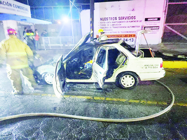 Corto circuito quema un taxi