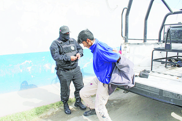 Ataca a policías con un cuchillo