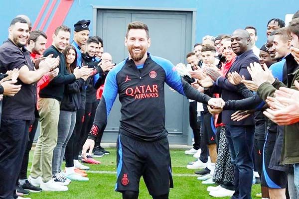 Pasillo de honor a Messi en su regreso al PSG