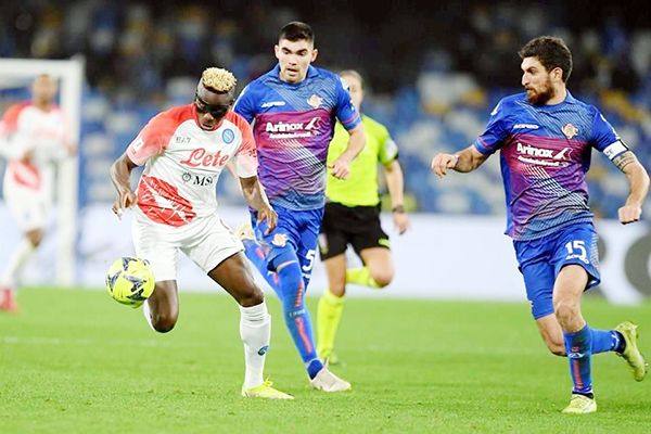 Vuelve Johan Vásquez a jugar y gana Cremonese al Nápoli