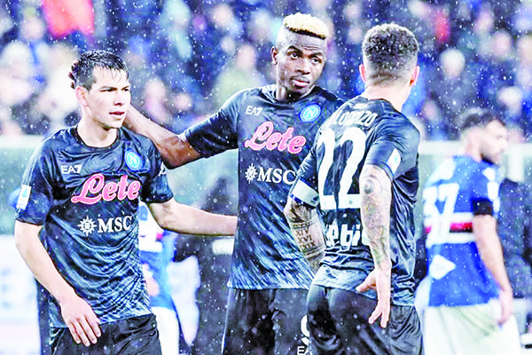 Vence Napoli a la Sampdoria y reafirma liderato