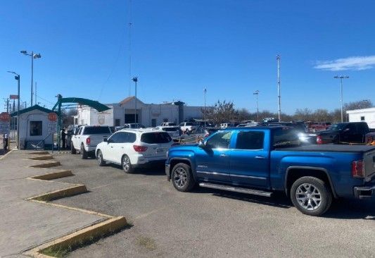 Muere hombre en kilométrica fila en la 57, a la altura de Allende