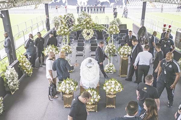 Aficionados despiden a Pelé en estadio del Santos
