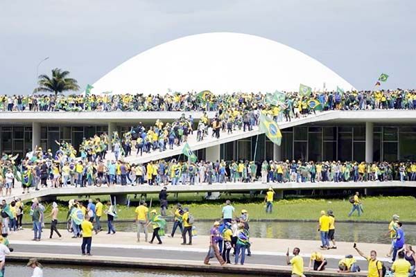 Condenan uso de camiseta de Brasil en actos vandálicos