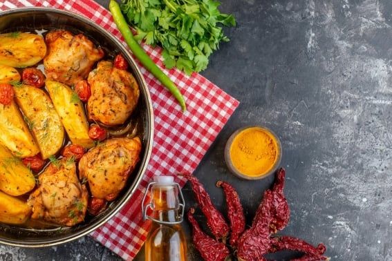 Prepara pollo a la cazuela