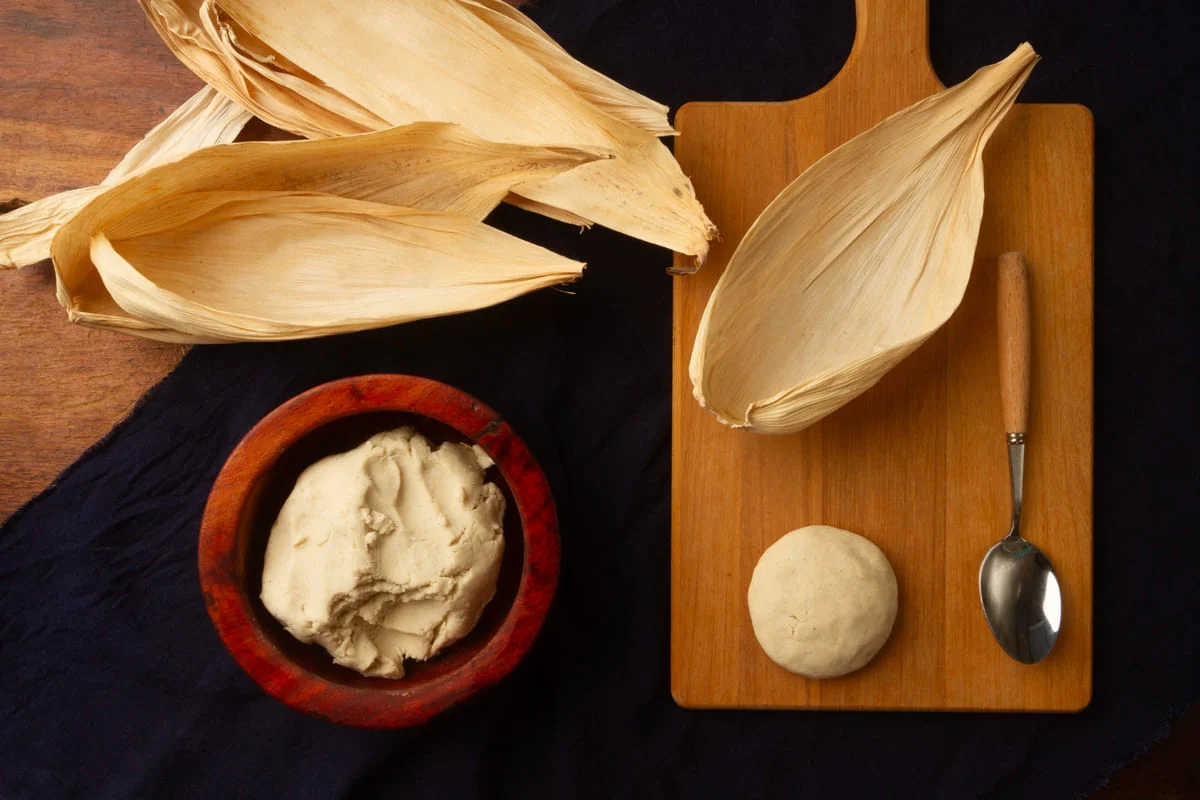 Prepara la masa para los tamales del Día de la Candelaria
