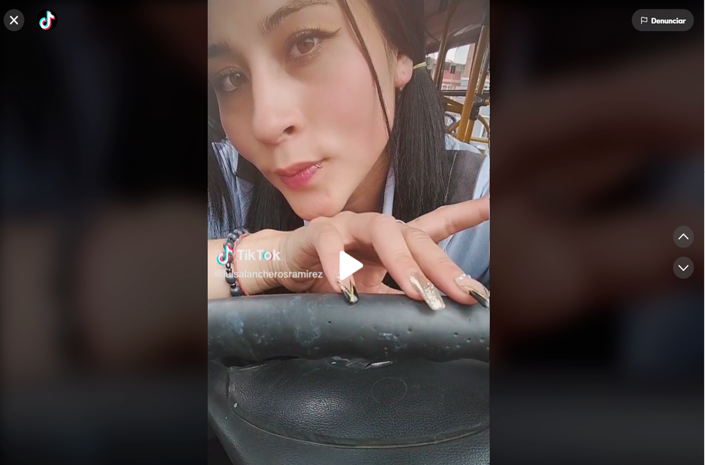 ¡Suben!, ¡suben! conductora de transporte público está robando corazones