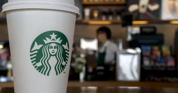 Retiran más de 300 frappuccinos de Starbucks por presencia de vidrio